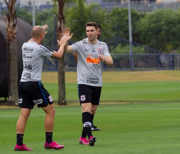 Argentino marca e reservas do Corinthians saem com a vitória em jogo treino