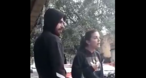 Chamado de 'pipoqueiro', volante do Palmeiras e esposa discutem com torcedor na rua