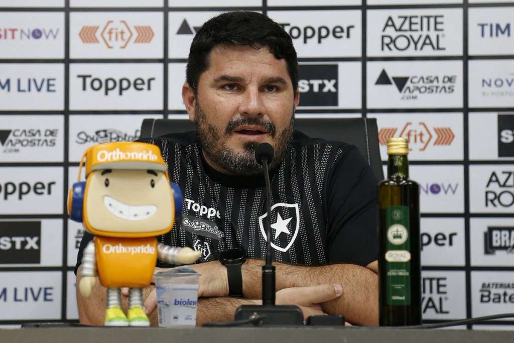 Com ataque inofensivo, Barroca faz revezamento e busca melhor dupla no Botafogo 