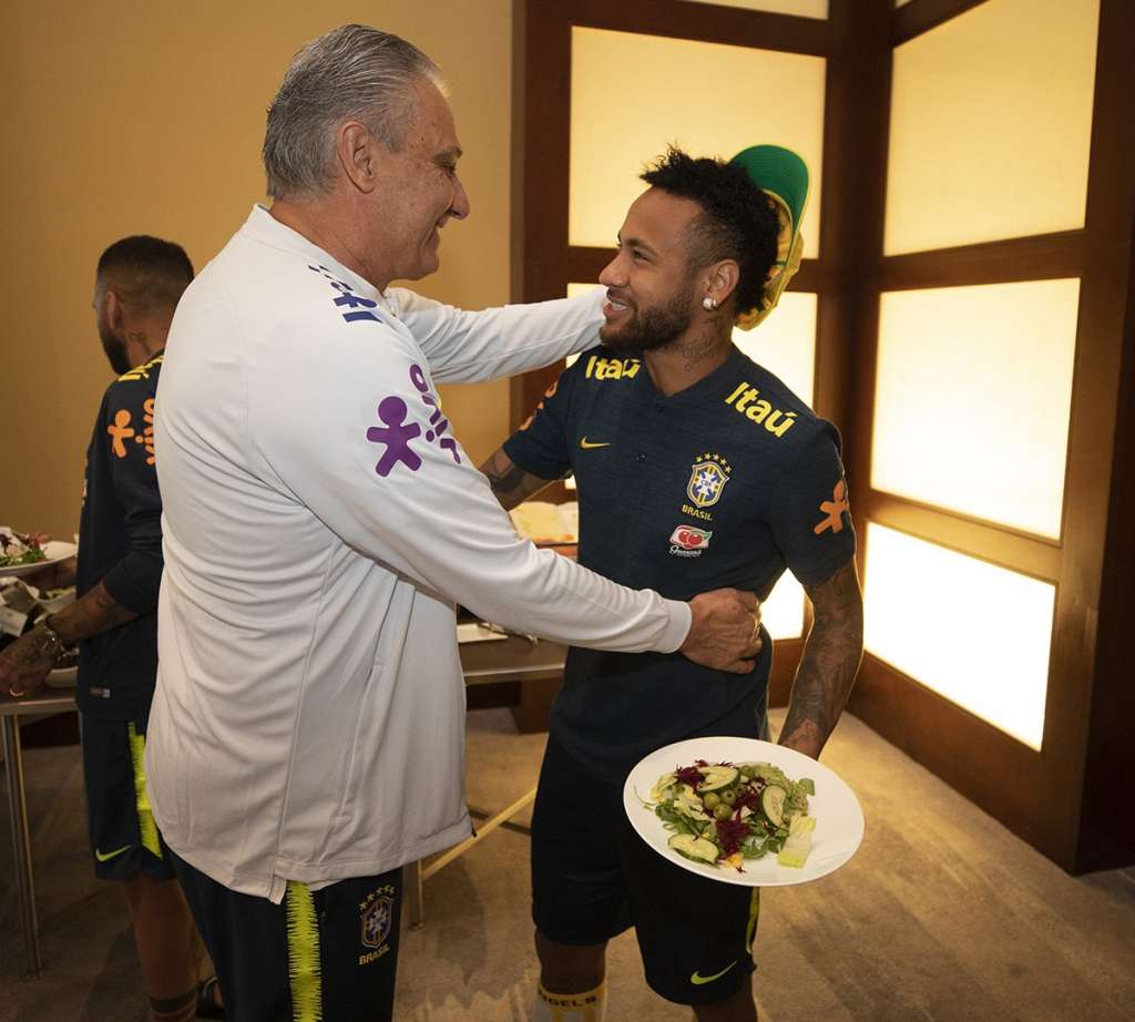 Por chuva, seleção brasileira treina em gramado coberto em Miami
