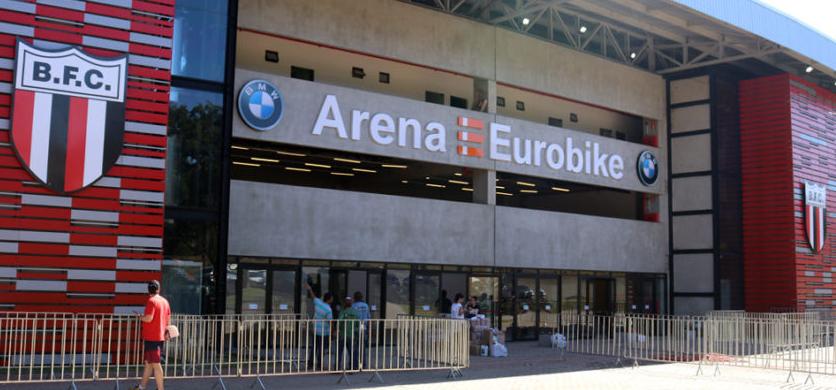 A fachada da moderna Arena Eurobike