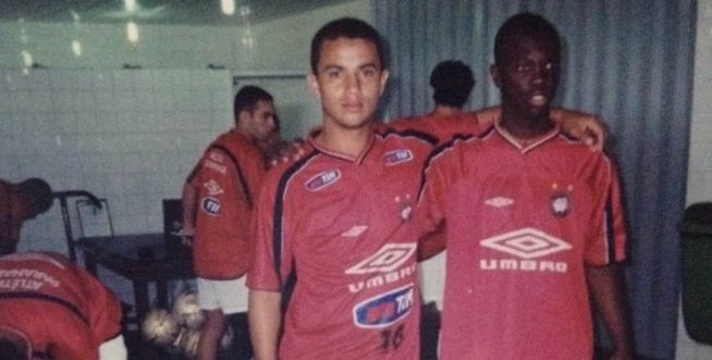 Thiaguinho (esq) foi revelado pelo Athletico-PR. (Foto: Reprodução)