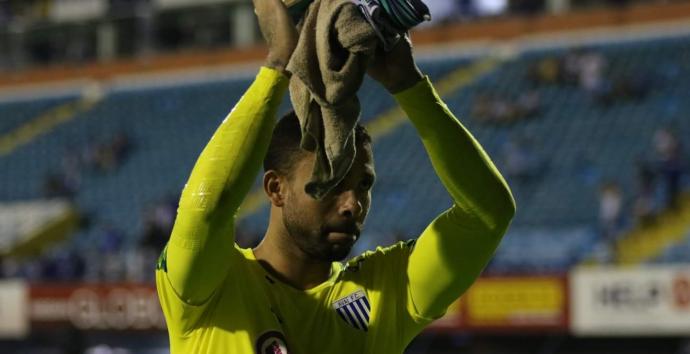 ‘Seguimos vivos’, diz goleiro do Avaí após primeira vitória no Brasileirão