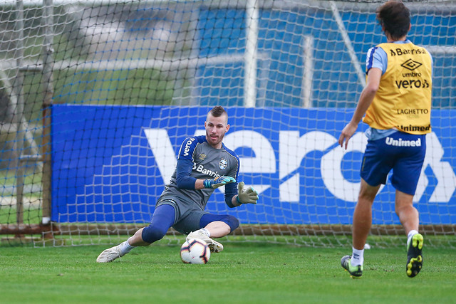 De olho em final, Paulo Victor alerta para ‘bola viva’ em campo sintético contra Athletico