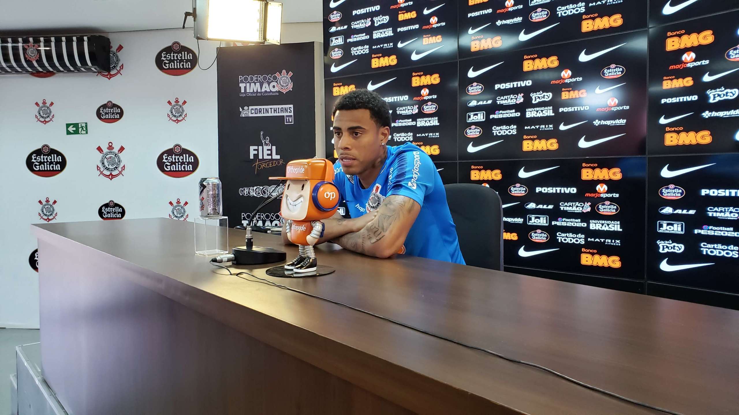 Artilheiro do Corinthians confessa ficar “um pouco alegre” com crise do Palmeiras