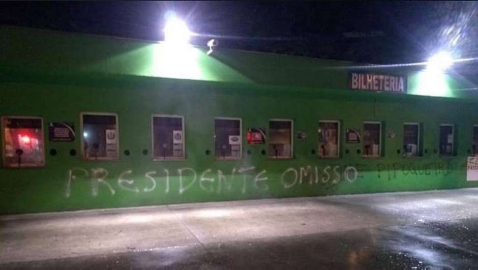 Bilheteria do estádio do Palmeiras é pichada; presidente e diretor são alvos de críticas