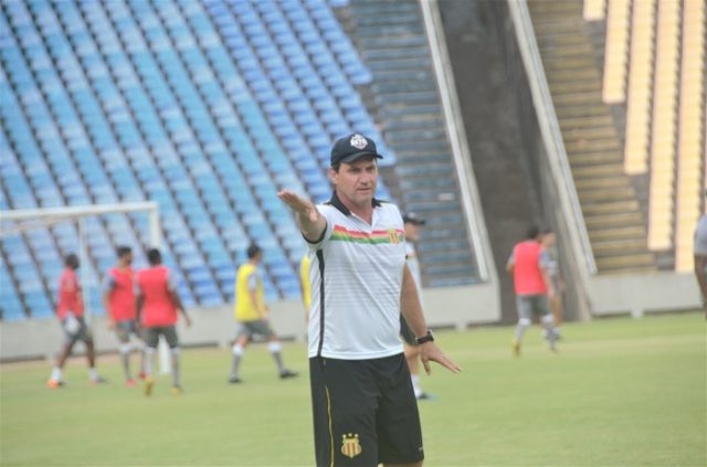 Série C: João Brigatti arma estratégias de jogo em treinamento do Sampaio no Castelão