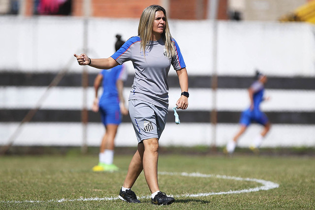 Brasileiro Feminino: Após precoce e decepcionante eliminação, treinadora deixa Santos