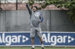 Lateral do Santos sofre lesão e vira dúvida para duelo contra o Flamengo