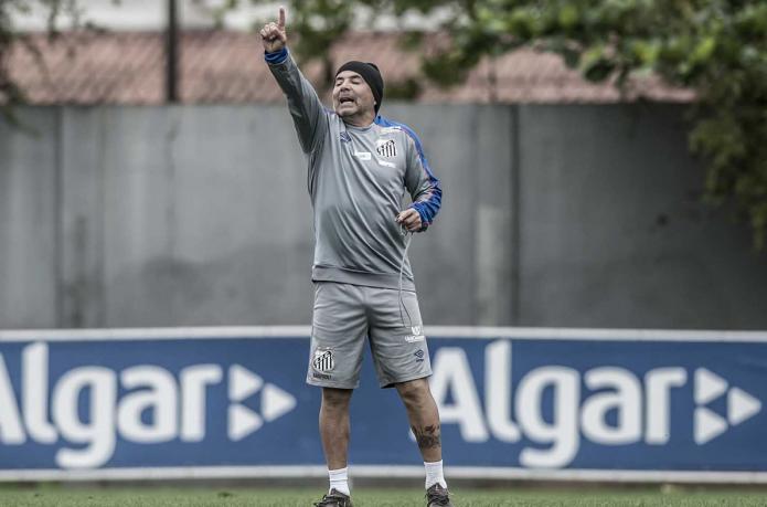 Lateral do Santos sofre lesão e vira dúvida para duelo contra o Flamengo