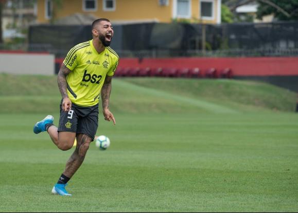 Jogador do Flamengo é absolvido em julgamento do STJD