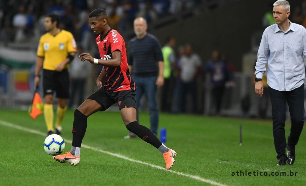 Sem liberação de Lodi, Jardine chama lateral do Athletico-PR para seleção olímpica