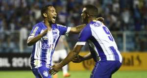 Titular com Valentim, prata da casa tem contrato renovado pelo Avaí