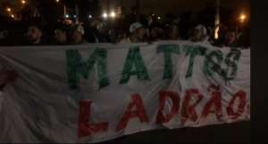 Organizada do Palmeiras faz protesto na porta da casa do diretor Alexandre Mattos