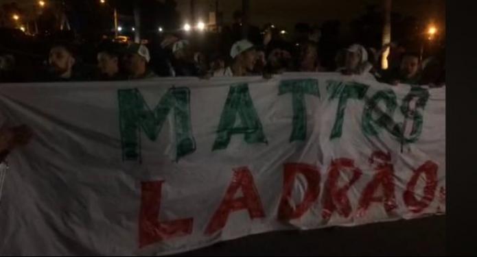 Organizada do Palmeiras faz protesto na porta da casa do diretor Alexandre Mattos
