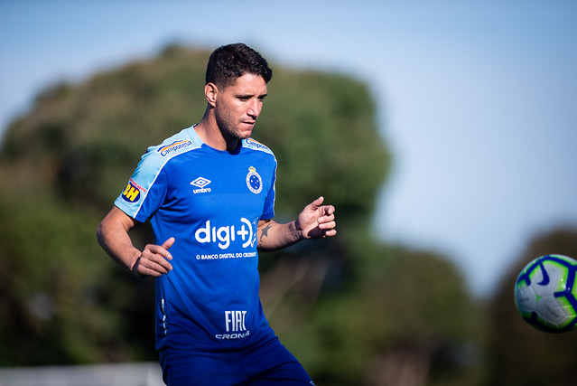 Após eliminação, Thiago Neves critica improvisações de Rogério Ceni no Cruzeiro