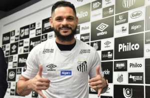 Lateral do Santos cita versatilidade e se diz pronto para enfrentar o Athletico-PR