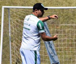Série B: Técnico do América-MG faz treino mesmo em dia de viagem do time