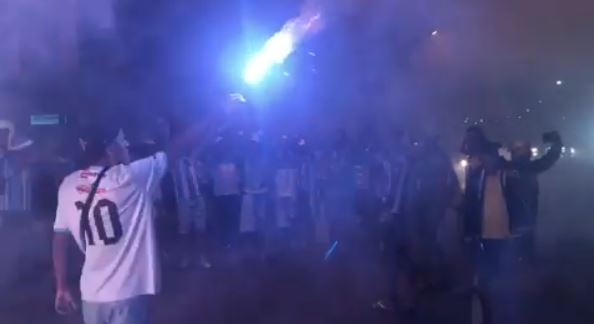 Série C: Torcida do Paysandu madruga e faz festa no embarque do elenco