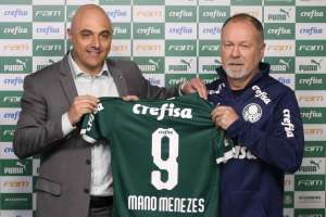 Com protestos do lado de fora, Mano comanda primeiro treino no Palmeiras