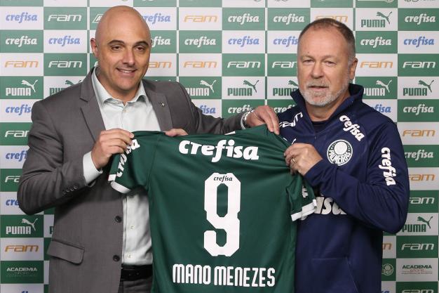 Com protestos do lado de fora, Mano comanda primeiro treino no Palmeiras