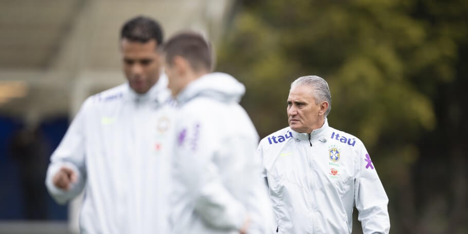 Preocupado com futuro de Neymar no PSG, Tite destaca versatilidade de Vinicius Jr