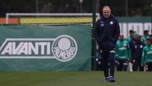 Mano Menezes aposta em treinos abertos e redes sociais para superar rejeição no Palmeiras