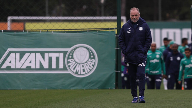 Mano Menezes aposta em treinos abertos e redes sociais para superar rejeição no Palmeiras