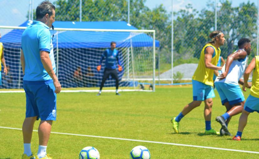 Após áudio vazado, Argel fecha treino e faz mistério no time titular do CSA