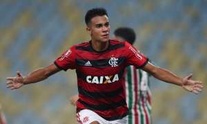 Meia é liberado da seleção brasileira pelo STJD e reforça o Flamengo contra o Avaí