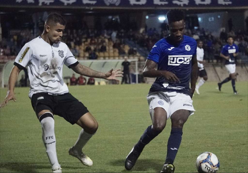 São Bento e Figueirense não saíram do 0 a 0 e seguem em situação delicada na briga contra o rebaixamento (Foto: Neto Bonvino) São Bento e Figueirense não saíram do 0 a 0 e seguem em situação delicada na briga contra o rebaixamento (Foto: Neto Bonvino)