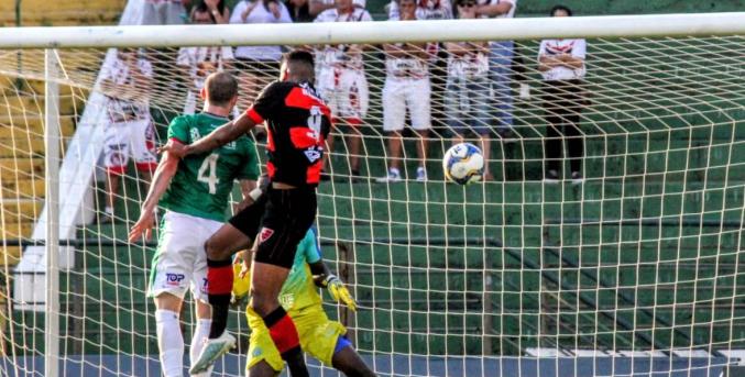 Cabeçada nas costas e gol do Oeste. Foto: Jefferson Vieira