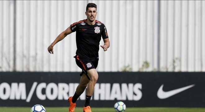 Após deixar jogo com dores na coxa, Avelar será reavaliado pelos médicos do Corinthians