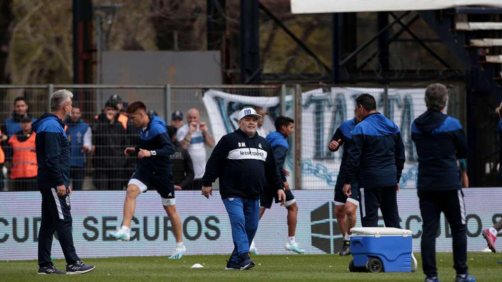 Com festa impressionante, Maradona comanda primeiro treino em time argentino 3 0002050414151 img