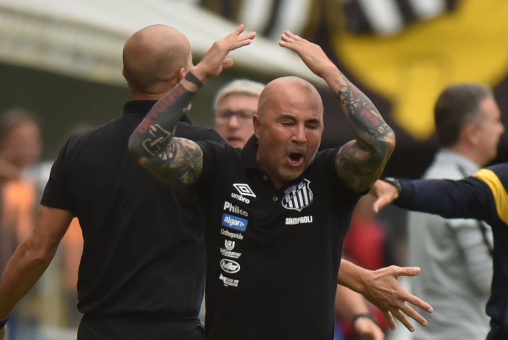 Sampaoli reclama de cera do Athletico-PR na Vila: ‘Só uma equipe quis jogar’