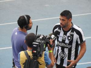Jogadores do Botafogo agradecem apoio da torcida e festejam fim de jejum do time