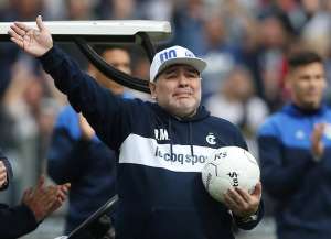 Em sua volta como técnico, Diego Maradona promete trabalho no Gimnasia La Plata