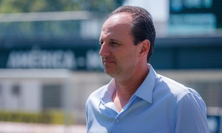 Com ameaças, organizada do Cruzeiro faz protesto em frente de sede administrativa