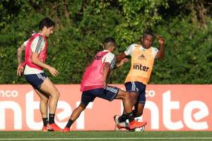 Hernanes, Pato, Pablo e Toró treinam com bola no São Paulo