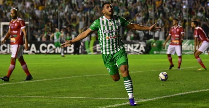 Juventude deitou e rolou sobre o Imperatriz