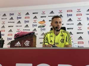 Rafinha pede cautela ao Flamengo para encarar o Santos: 'Euforia do lado de fora'