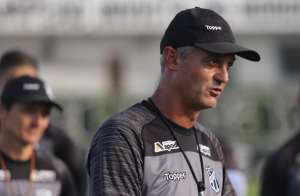 Ameaçada por rebaixamento, Chapecoense cogita ex-técnico de Ceará e Guarani