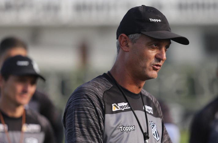 Ameaçada por rebaixamento, Chapecoense cogita ex-técnico de Ceará e Guarani