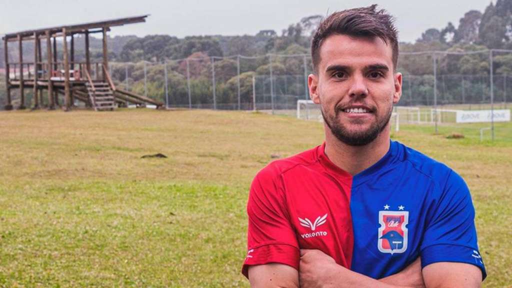O volante Rodrigo foi mais um reforço anunciado pela diretoria do Paraná Clube (Foto: Divulgação Paraná Clube)