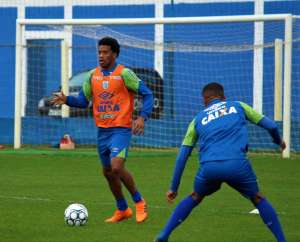 Avaí volta aos treinos com reforços defensivos, mas atacante se lesiona sozinho