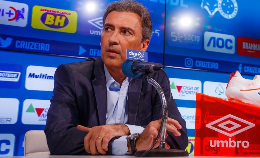 Diretor do Cruzeiro admite salários atrasados e fala sobre Ceni e Thiago Neves