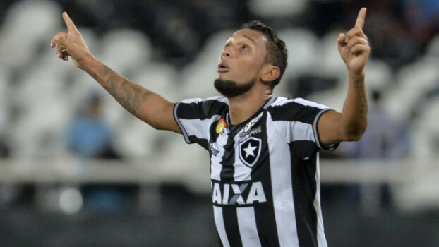 Com confiança do Botafogo renovada, Gilson elogia união entre elenco e torcida