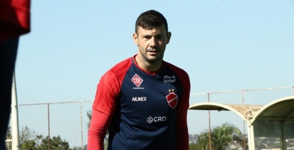 Zagueiro desabafa: “Questão de honra deixar Vila Nova na Série B”