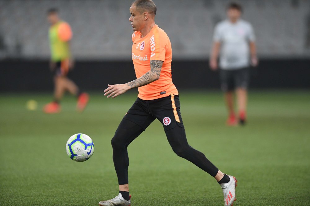 Definido para final, Inter faz adaptação à grama sintética da Arena da Baixada