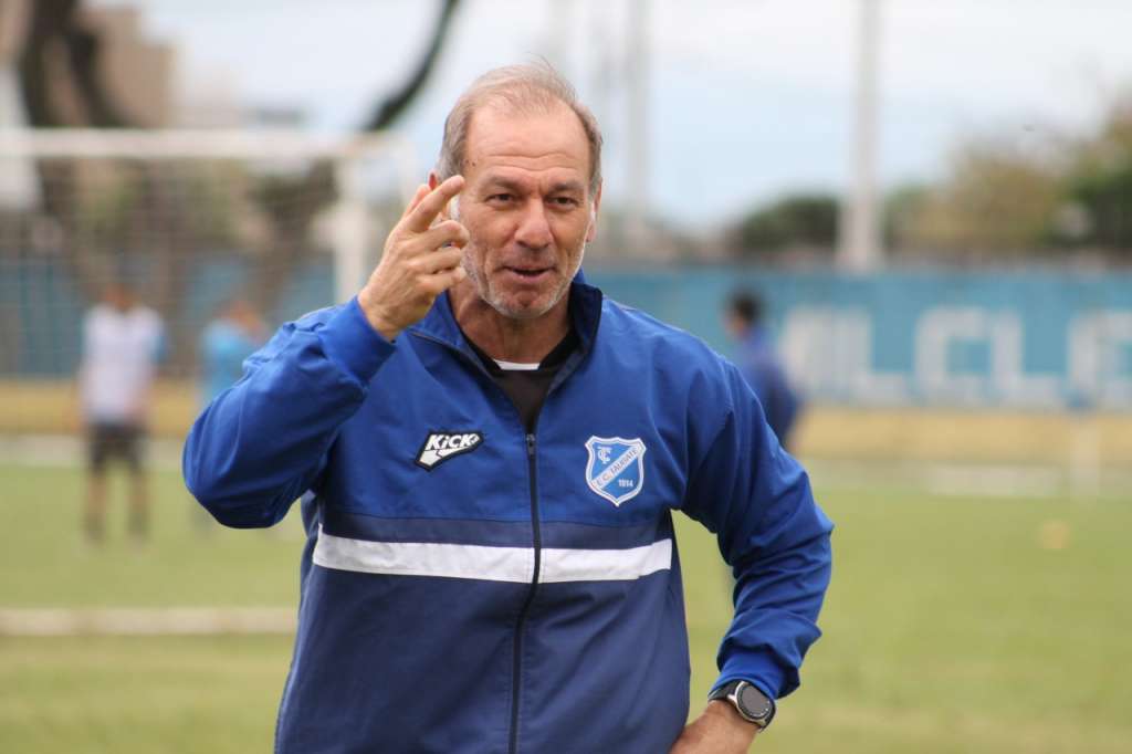 Sandálias da humildade: Ivan Izzo pede pés no chão ao elenco do Taubaté - Caíque Toledo / Taubaté EC